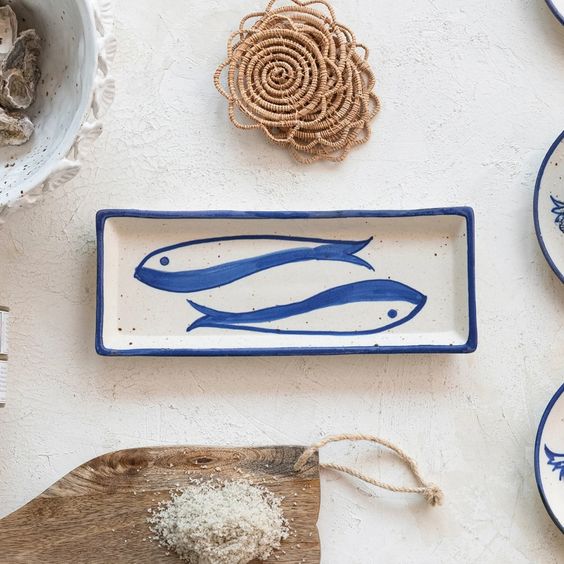 CREATIVE CO-OP- HAND-PAINTED STONEWARE FISH PLATE - Image 4